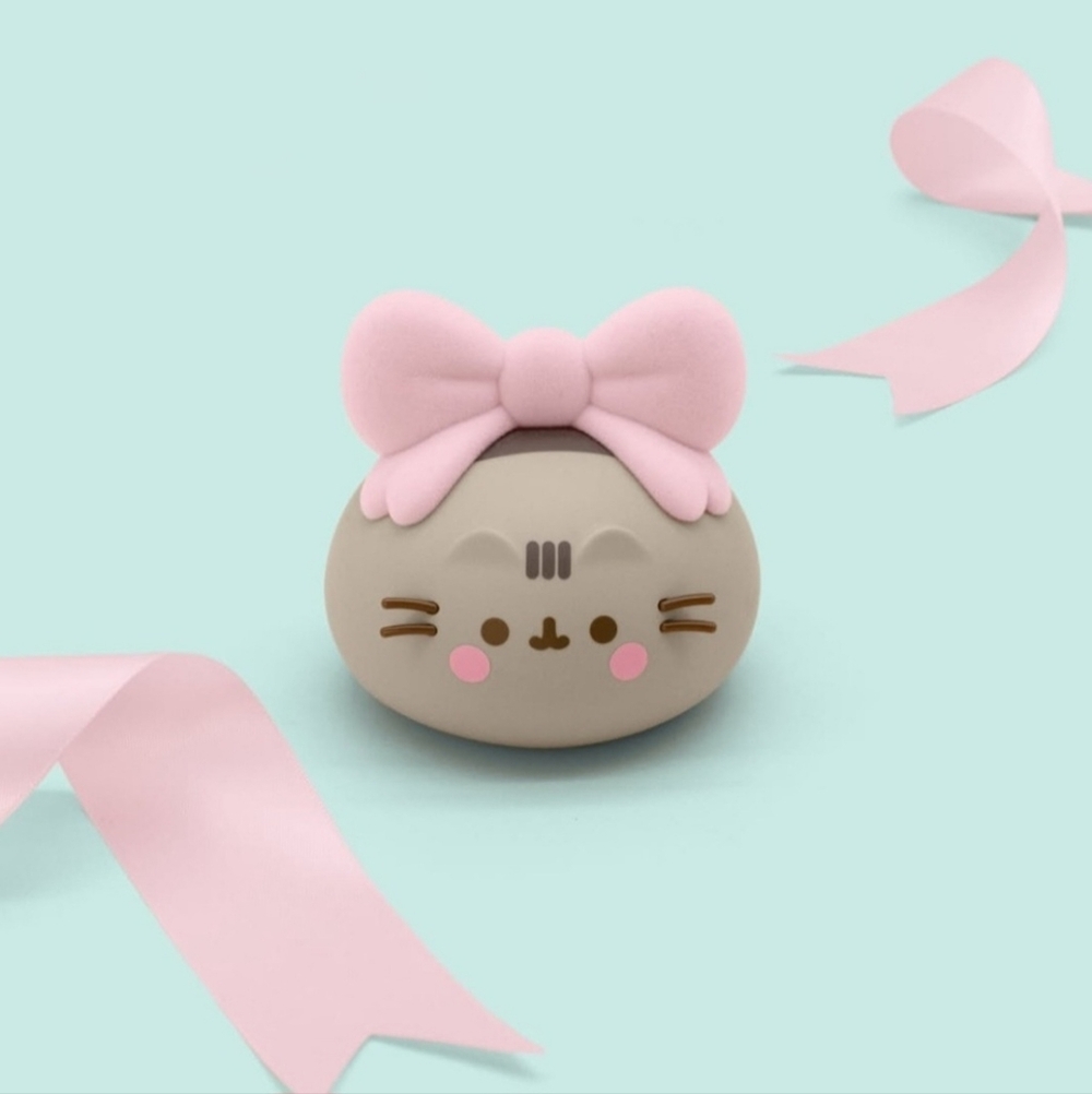 NIB Pusheen Box Winter 2024 Pusheen Bow Figurine